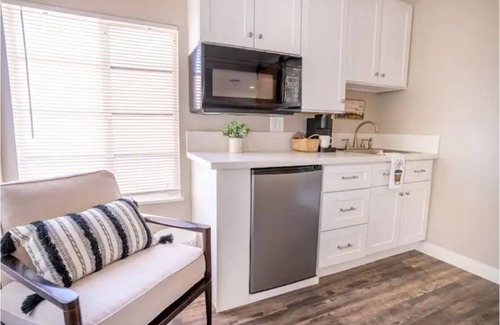 Camarillo Apartamento | 🤗 Cozy Studio w/Kitchenette & Walk-in Shower