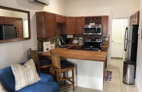 Coral Shores Apartamento | Acogedor estudio con piscina y jacuzzi cerca de la playa.