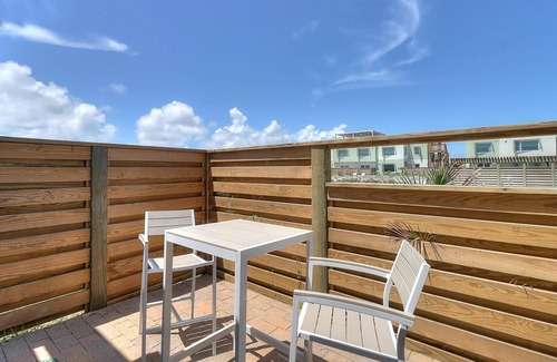 Corpus Christi Apartamento | Cozy Studio w/Private Patio, Private Walkable Beach Access & On-site Pool!