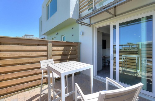 Corpus Christi Apartamento | Cozy Studio w/Private Patio, Private Walkable Beach Access & On-site Pool!