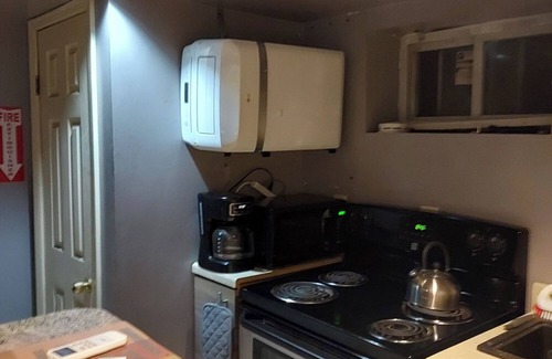Elmont Apartamento | Cozy Studio w/Private Bath, Entry & Kitchenette