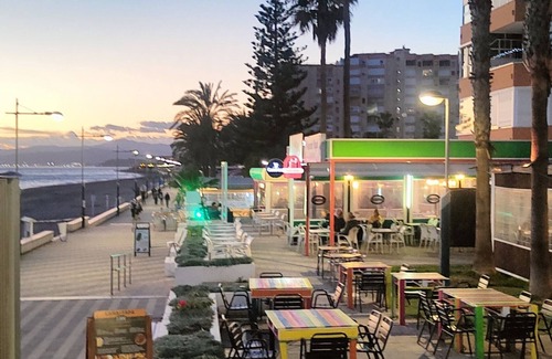 Torrox Costa Apartamento | Estudio: ¡el mejor clima de Europa a 50 metros de la playa y el paseo marítimo!