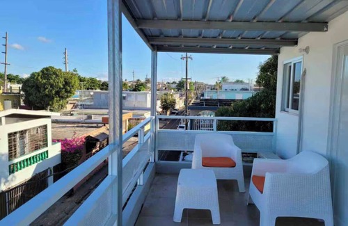 Santurce Apartamento | Cozy Studio with Balcony,, 15 mins walk to Beach