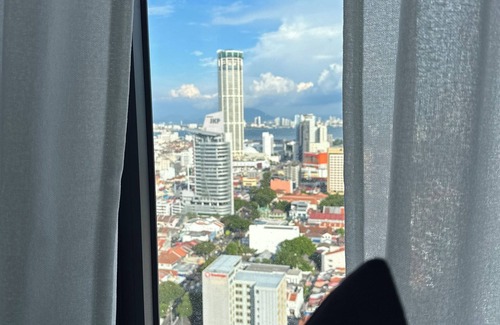Downtown George Town Apartamento | Cozy Studio with Komtar View at 22 Macalisterz
