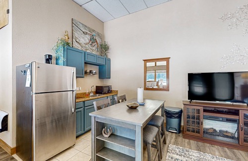 Keystone Apartamento | Cozy Studio with Lake and Mountain Views, Ski Access, Bike Trails, and Hot Tub