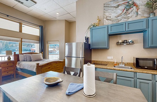 Keystone Apartamento | Cozy Studio with Lake and Mountain Views, Ski Access, Bike Trails, and Hot Tub