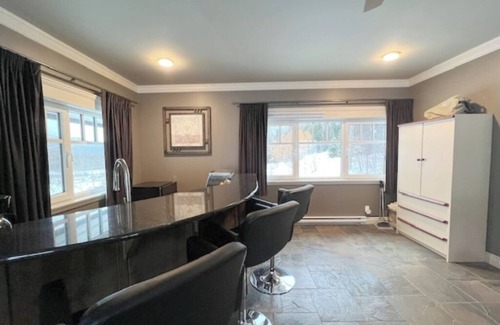 East Kootenay Apartamento | Cozy Studio with Mountain Views Available Month to Month-Pet Friendly!