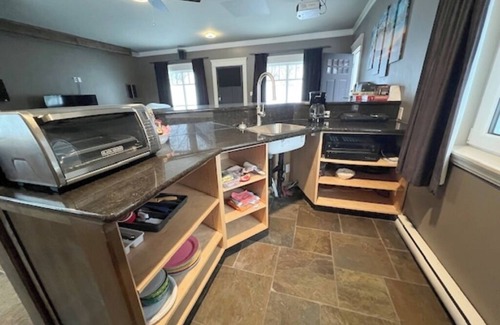 East Kootenay Apartamento | Cozy Studio with Mountain Views Available Month to Month-Pet Friendly!