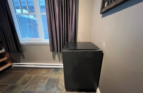 East Kootenay Apartamento | Cozy Studio with Mountain Views Available Month to Month-Pet Friendly!