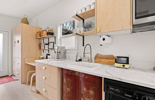 Woodstock Apartamento | Cozy studio with WiFi and AC in walkable, safe Woodstock PDX neighborhood