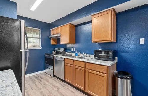 Cypress Apartamento | Cozy&Stylish 3BR/2BA Retreat-Pet-Friendly, Parking, In-Unit Washer/Dryer