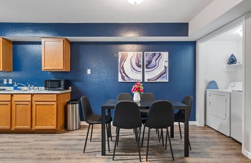 Cypress Apartamento | Cozy&Stylish 3BR/2BA Retreat-Pet-Friendly, Parking, In-Unit Washer/Dryer