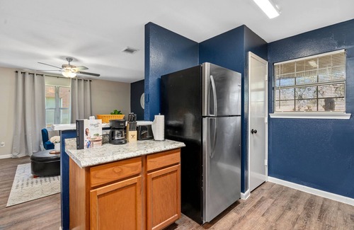 Cypress Apartamento | Cozy&Stylish 3BR/2BA Retreat-Pet-Friendly, Parking, In-Unit Washer/Dryer