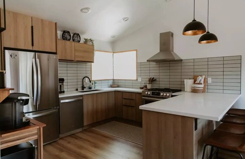 Cedarpines Park Casa | Cozy & Stylish Modern Mountain Retreat. Dog Friendly! Close to Trails & Lake.