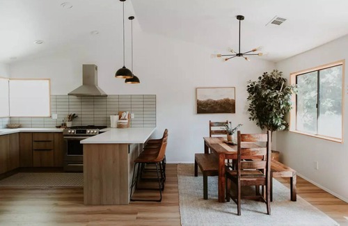 Cedarpines Park Casa | Cozy & Stylish Modern Mountain Retreat. Dog Friendly! Close to Trails & Lake.