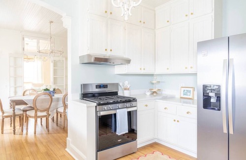 La Grange Casa | Cozy & Stylish + Walk to Ice Plant + 15 min to Round Top + The Moli