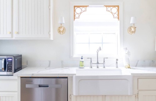 La Grange Casa | Cozy & Stylish + Walk to Ice Plant + 15 min to Round Top + The Moli