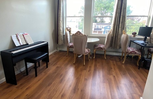 North Side Apartamento | Cozy suburban apartment just 30 minutes from Manhattan