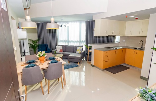 Bonifacio Global City Apartamento | Cozy Suite w/ Balcony/Fast WiFi across Mitsukoshi Mall & Uptown Mall