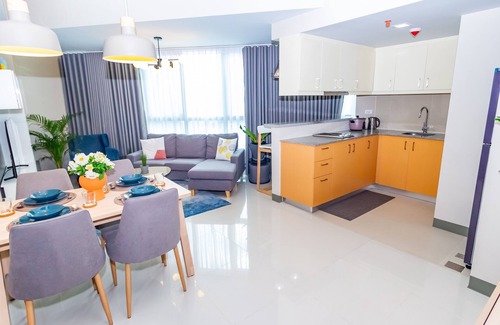 Bonifacio Global City Apartamento | Cozy Suite w/ Balcony/Fast WiFi across Mitsukoshi Mall & Uptown Mall