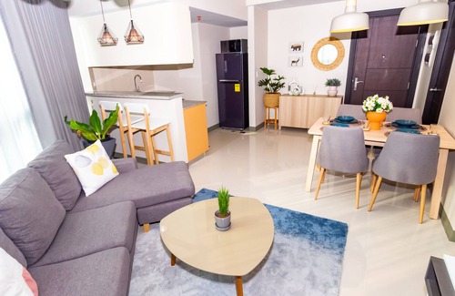 Bonifacio Global City Apartamento | Cozy Suite w/ Balcony/Fast WiFi across Mitsukoshi Mall & Uptown Mall