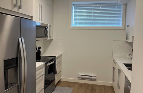 Northwest Calgary Cama Y Desayuno | Cozy suite in Rangeview, 4 minutes to tons of amenities in Seton and Mahogany.