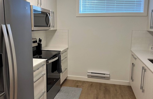 Northwest Calgary Cama Y Desayuno | Cozy suite in Rangeview, 4 minutes to tons of amenities in Seton and Mahogany.