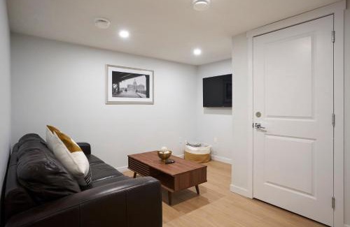 West Edmonton Casa | Cozy Suite near West Edmonton Mall with Full Kitchen, Office & Sofa Bed