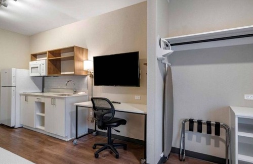 Biggar Hotel | Cozy Suite w/ Kitchen Near Gulf Coast Town Center – 5 Min Drive