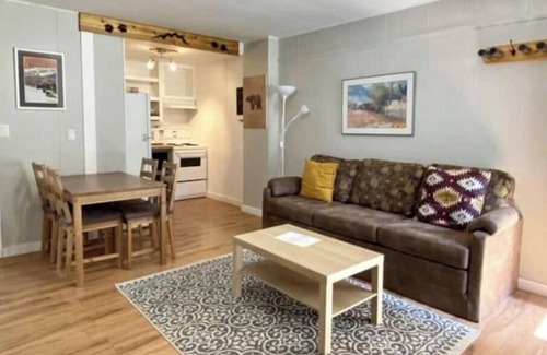 Revelstoke Apartamento | Cozy Suites! Great Location! Spirit Bear