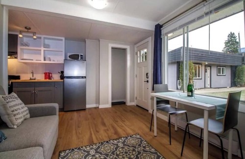 Revelstoke Apartamento | Cozy Suites! Great Location! - Brown Suite