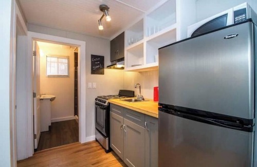 Revelstoke Apartamento | Cozy Suites! Great Location! - Brown Suite