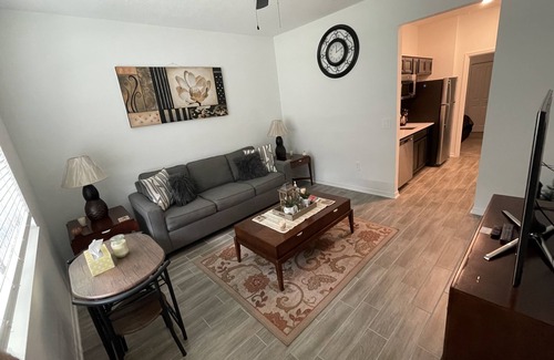 Haines City Apartamento | Cozy Suites is near many theme parks, public golf clubs, beaches, and dining.