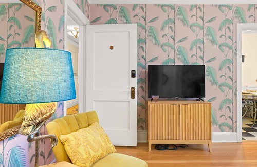Alphabet Historic District Condominio | Cozy tastefully decorated vintage inspired studio condo