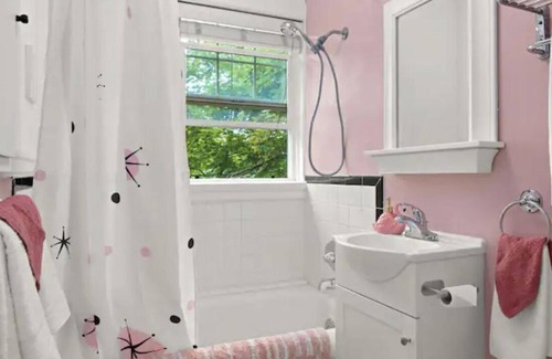 Alphabet Historic District Condominio | Cozy tastefully decorated vintage inspired studio condo