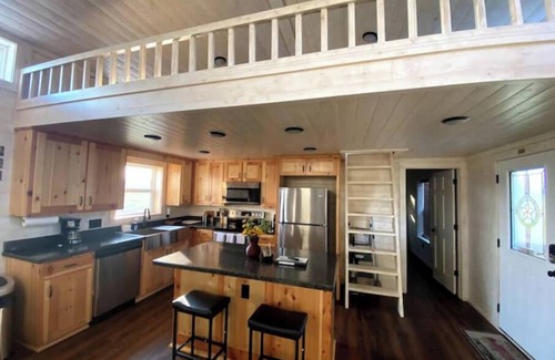 Paige Cabina | Cozy Texas Cabin w/ Deck, Pond and Full kitchen