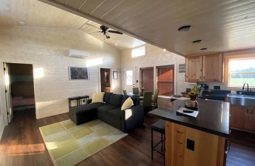 Paige Cabina | Cozy Texas Cabin w/ Deck, Pond and Full kitchen