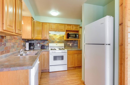 Warrens Cabaña | Cozy Three Bears Resort Cabin w/ Deck in Warrens!