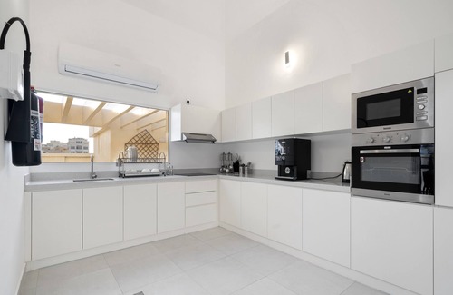 Al Mankhool Casa | Cozy Three Bedroom House