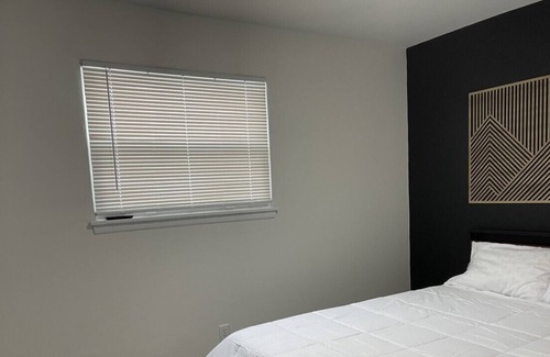 Pontiac Casa | Cozy Three Bedroom Ranch near Great lakes crossing mall