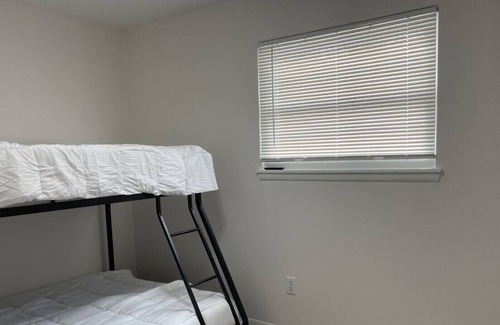 Pontiac Casa | Cozy Three Bedroom Ranch near Great lakes crossing mall