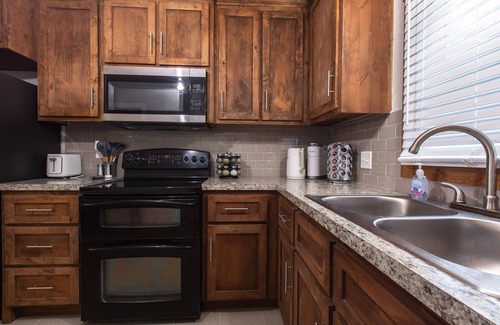 Independence Casa | Cozy Three-bedroom home 15 minutes from downtown Kansas City