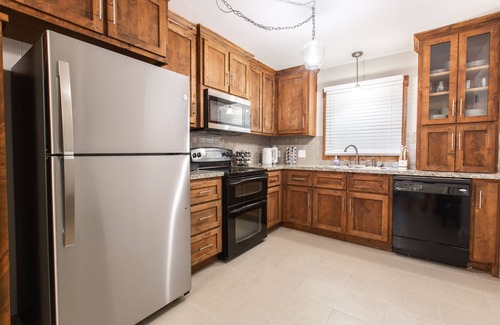 Independence Casa | Cozy Three-bedroom home 15 minutes from downtown Kansas City