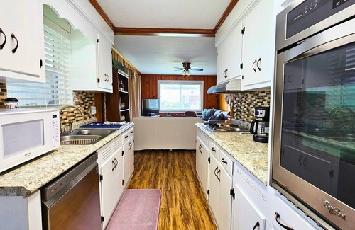 Burnside Island Casa | Cozy Tidal Creek Retreat- 3 Bedrooms with Bunk Beds