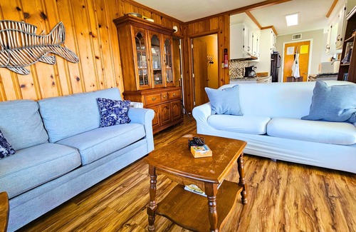 Burnside Island Casa | Cozy Tidal Creek Retreat- 3 Bedrooms with Bunk Beds