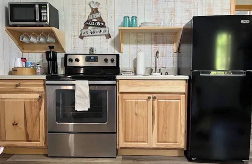 Kirby Cabina | Cozy Tiny Home Cabin Near Lake Greeson & Kirby Landing – Pet-Friendly!