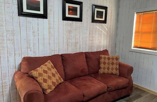 Kirby Cabina | Cozy Tiny Home Cabin Near Lake Greeson & Kirby Landing – Pet-Friendly!