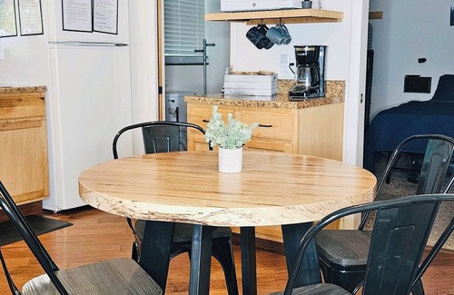 Jarvisburg Cabaña | Cozy Tiny House -close walk to quaint neighborhood beach!