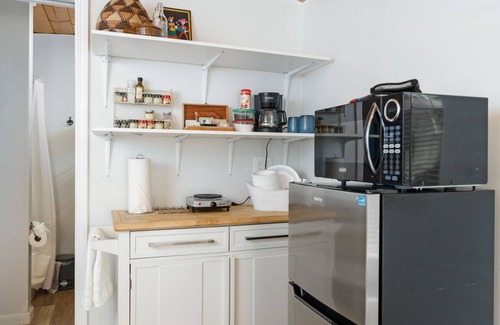 Royal Crest Rancheros Casa | Cozy Tiny House for Two with Private Yard in Paradise