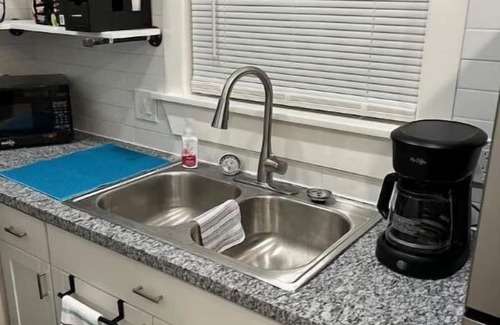 Brenham Apartamento | Cozy tiny house on a farm with a large deck to watch the sunrise and sunset.!